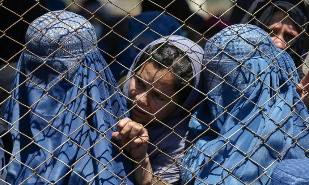 Αφγανιστάν: Οι Ταλιμπάν καταλαμβάνουν τις πόλεις και στέλνουν τις γυναίκες σπίτι